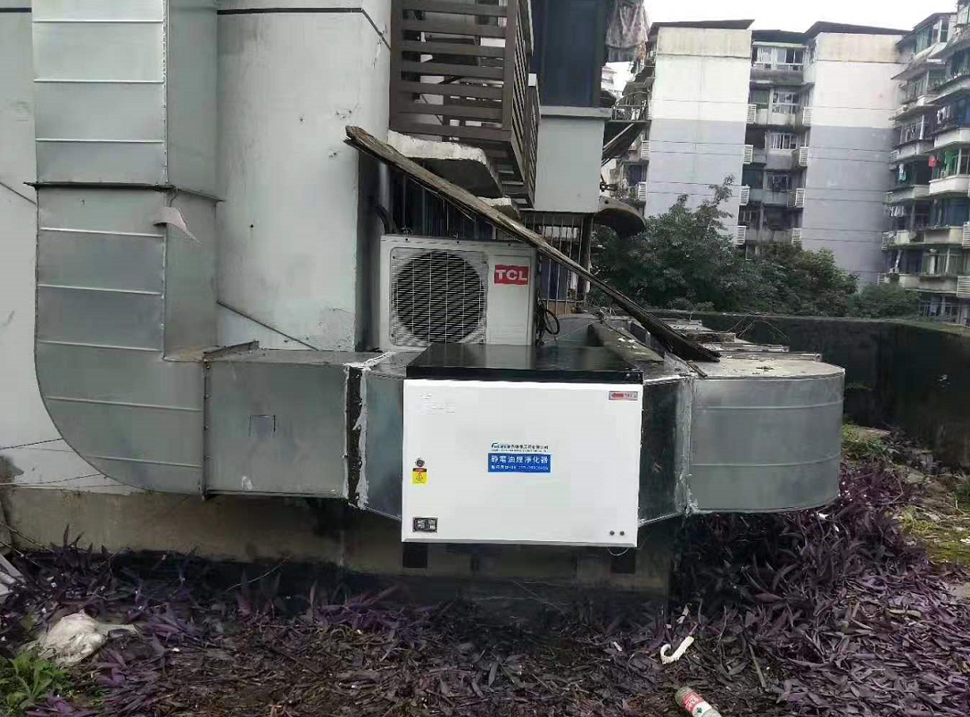 油煙凈化器安裝在地面上。.png