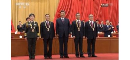 以國之名，致敬抗疫英雄！